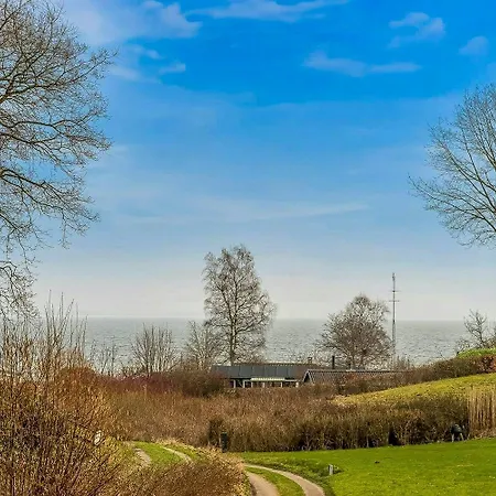 Between Forest And In بيت للعطل هادرسليف